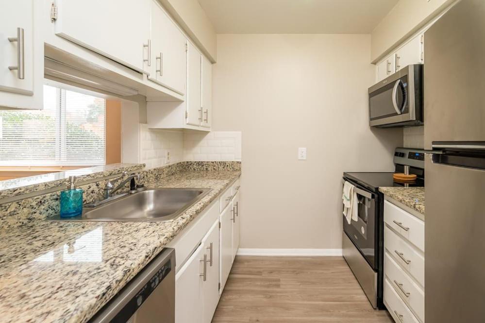 Welcoming 2Br With Parking And Perfect Location Apartment Durham Luaran gambar